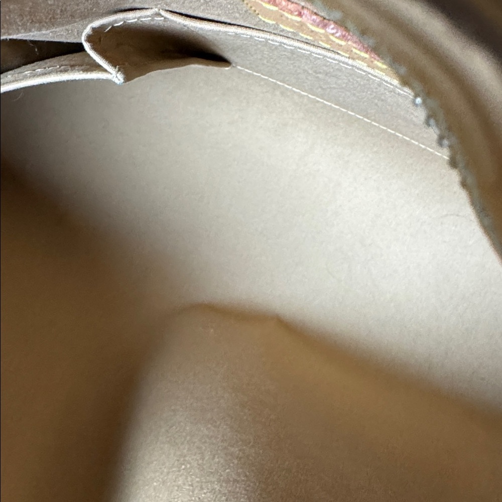 Louis Vuitton Tan Patent Leather Tote. Like new with the COA - Picture 4 of 13